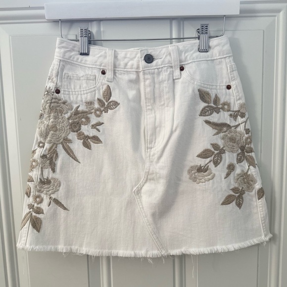 Abercrombie & Fitch Dresses & Skirts - Abercrombie & Fitch White Floral Embroidered Denim Mini Skirt 25/0
